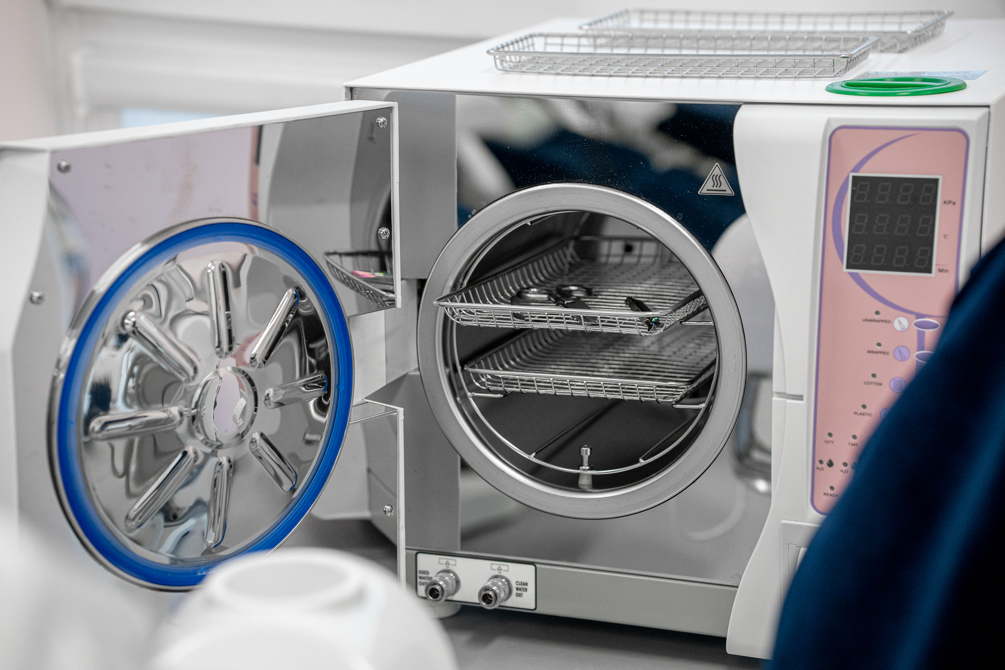 Urządzenie autoclaw służące do sterylizacji narzędzi, którymi pracują uczennice liceum ogólnokształcącego TEB Edukacja w Opolu w klasie o profilu kosmetologia