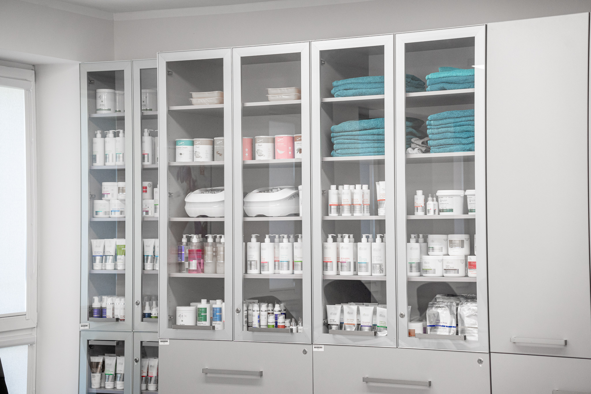 Szafy wyposażone w profesjonalne kosmetyki naszych międzynarodowych partnerów - pracownia kosmetologiczna
