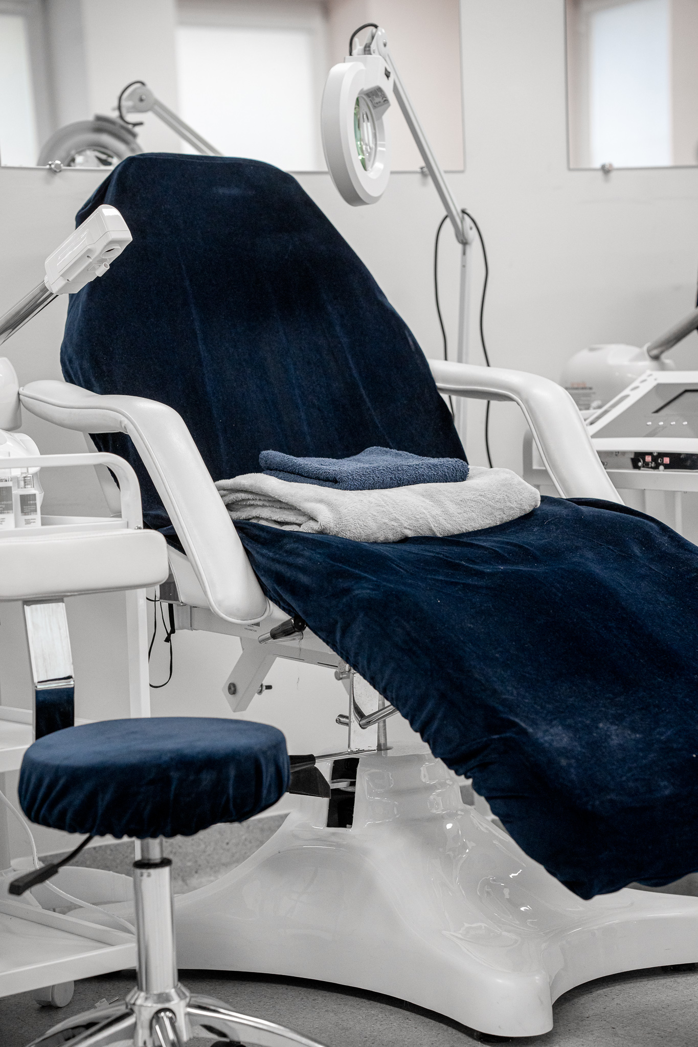 Profesjonalny fotel zabiegowy w pracowni kosmetologicznej