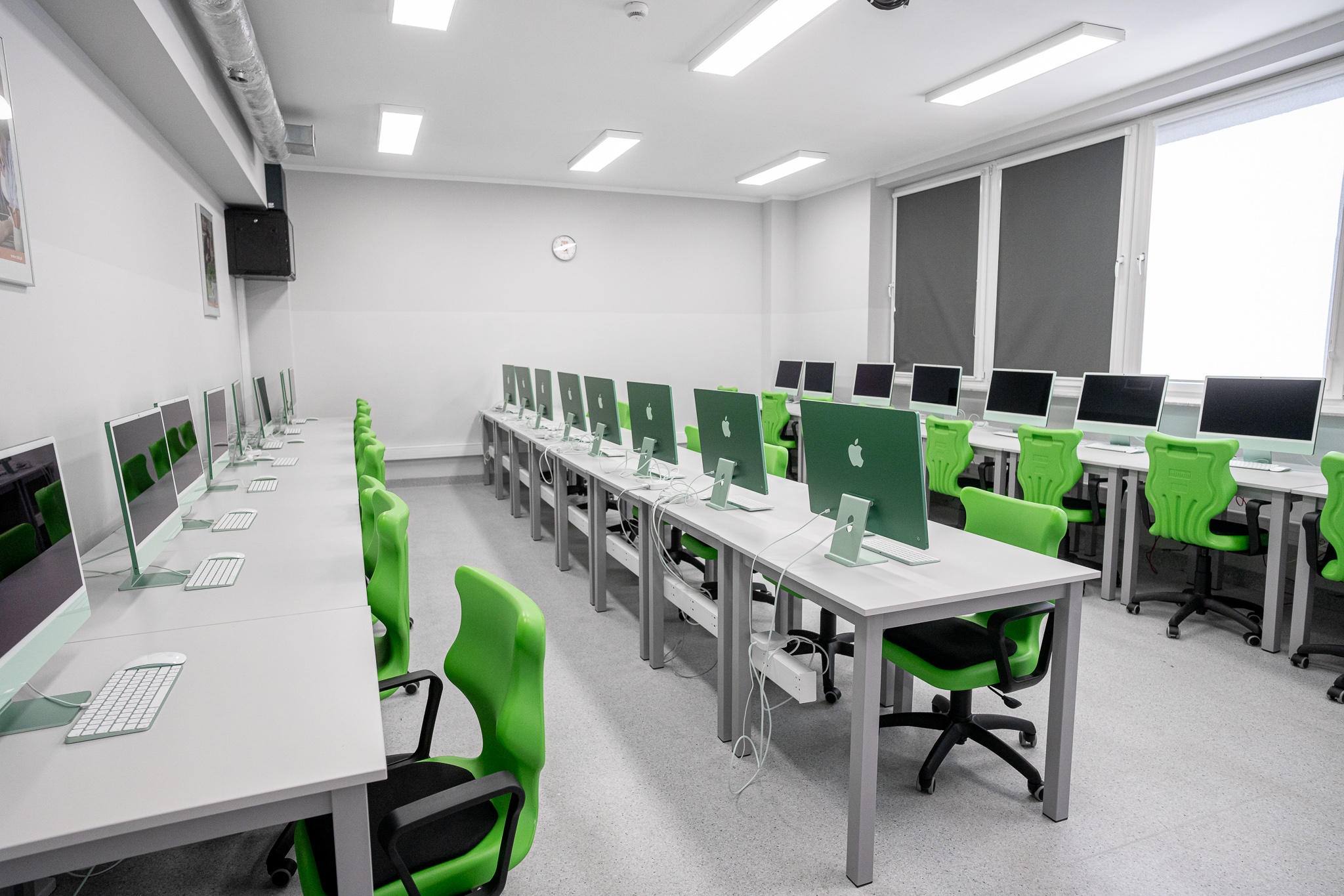 Komputery iMac dostępne w pracowni Apple na terenie szkół średnich TEB w Opolu
