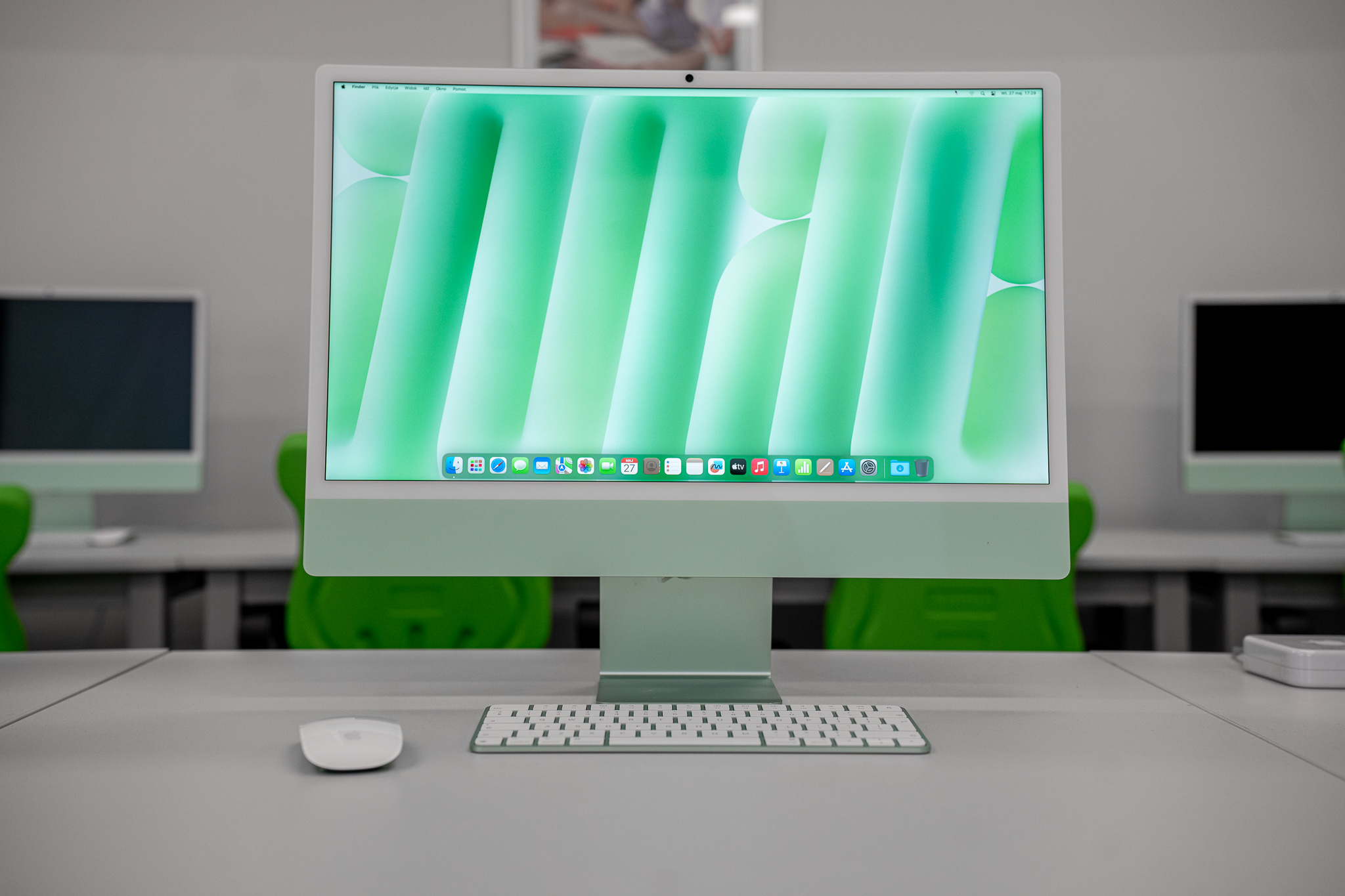 Komputery iMac dostępne w pracowni Apple na terenie szkół średnich TEB w Opolu