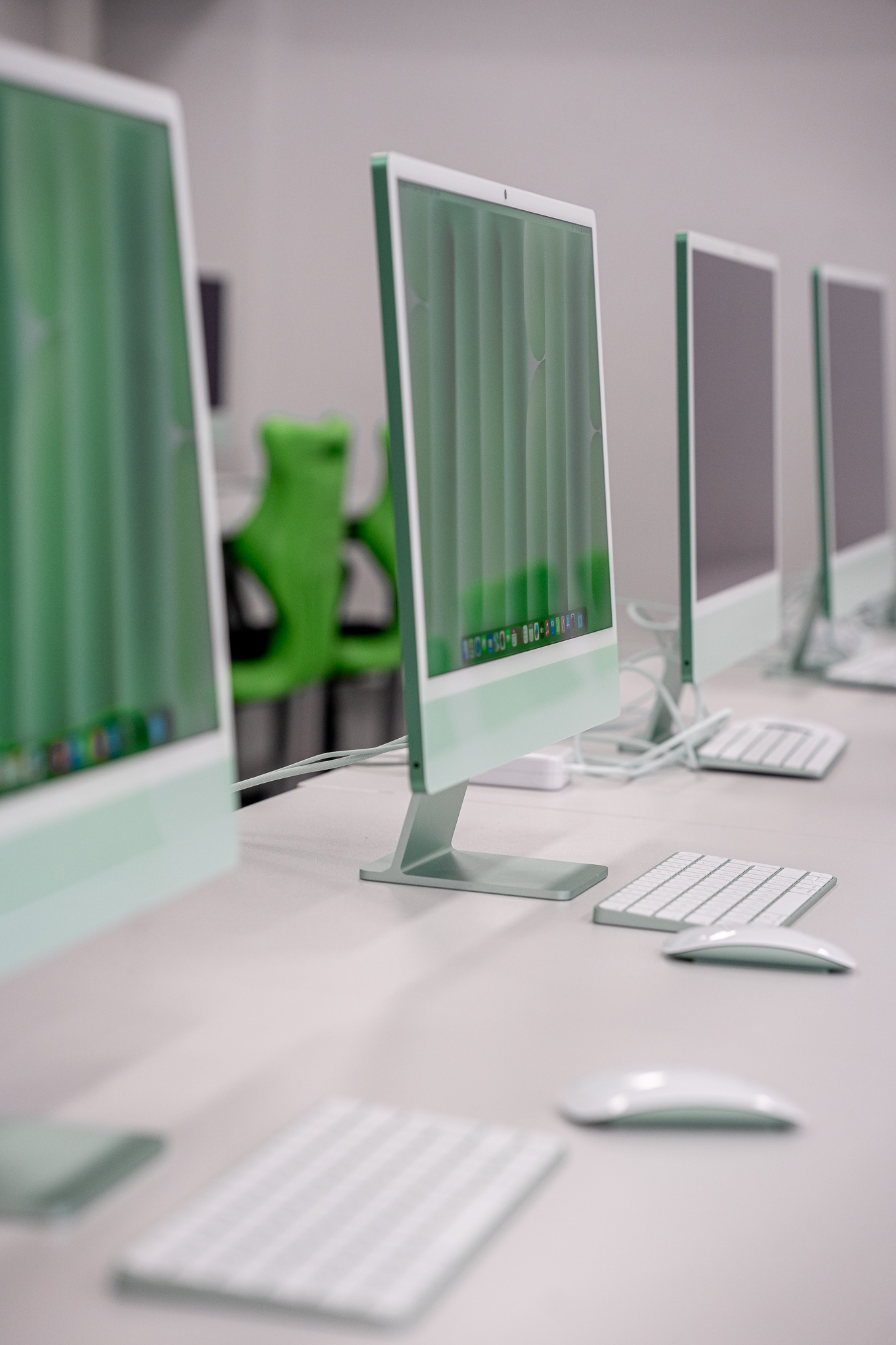 Komputery iMac dostępne w pracowni Apple na terenie szkół średnich TEB w Opolu