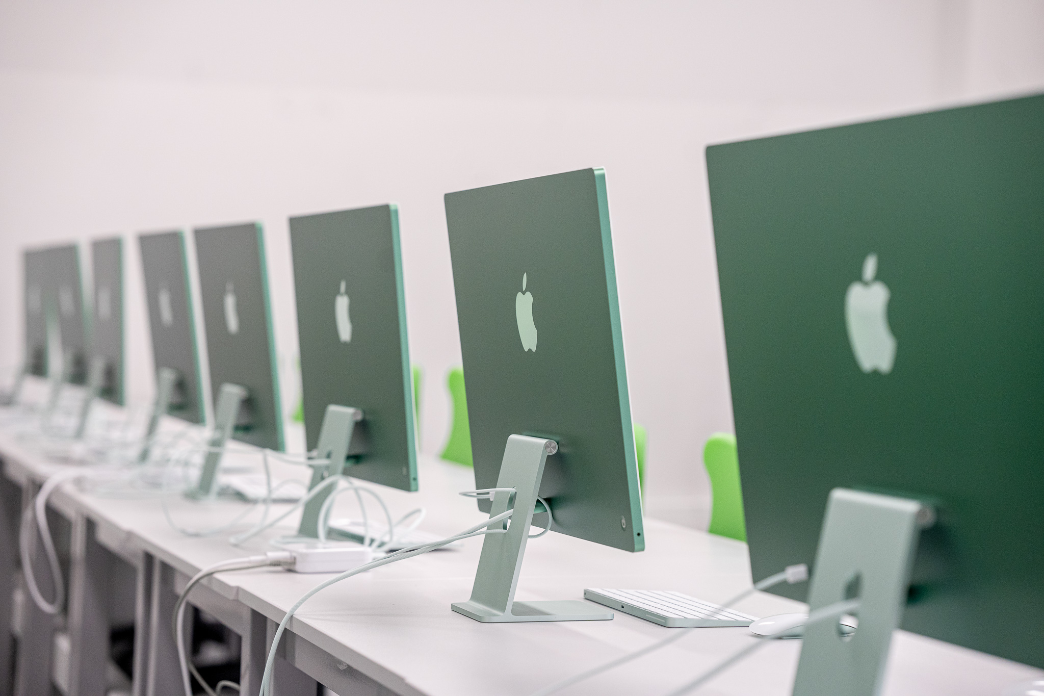 Komputery iMac dostępne w pracowni Apple na terenie szkół średnich TEB w Opolu