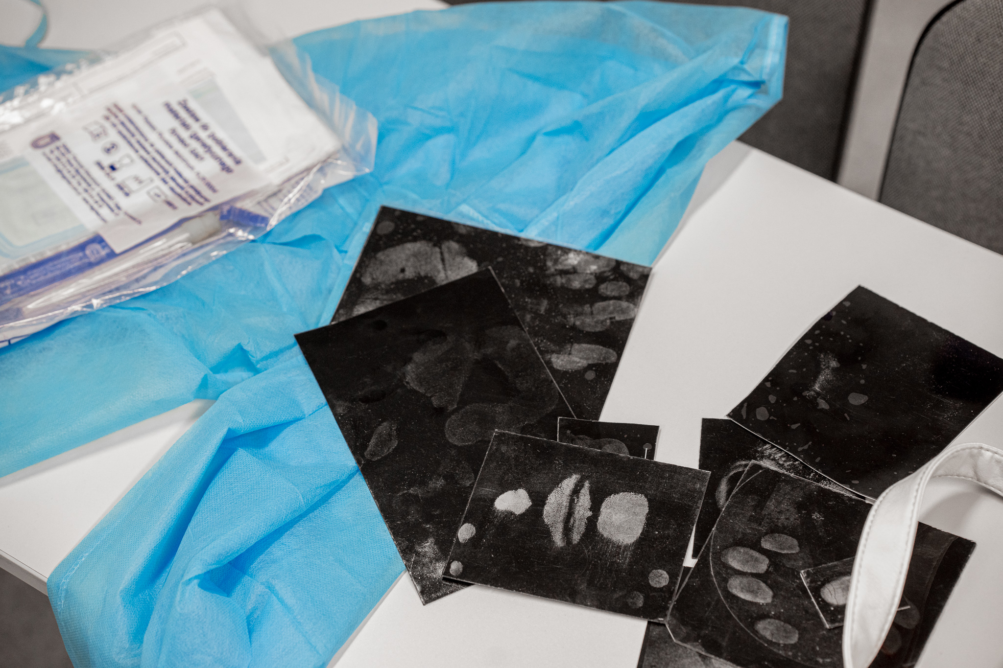 Zdjęcia odcisków palców zbieranych podczas ćwiczeń w klasie liceum ogólnokształcącego TEB Edukacja w Opolu o profilu kryminalistycznym